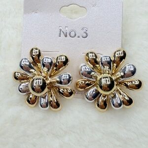 🚨3 for $15🚨 Mixed Metal Flower Earrings